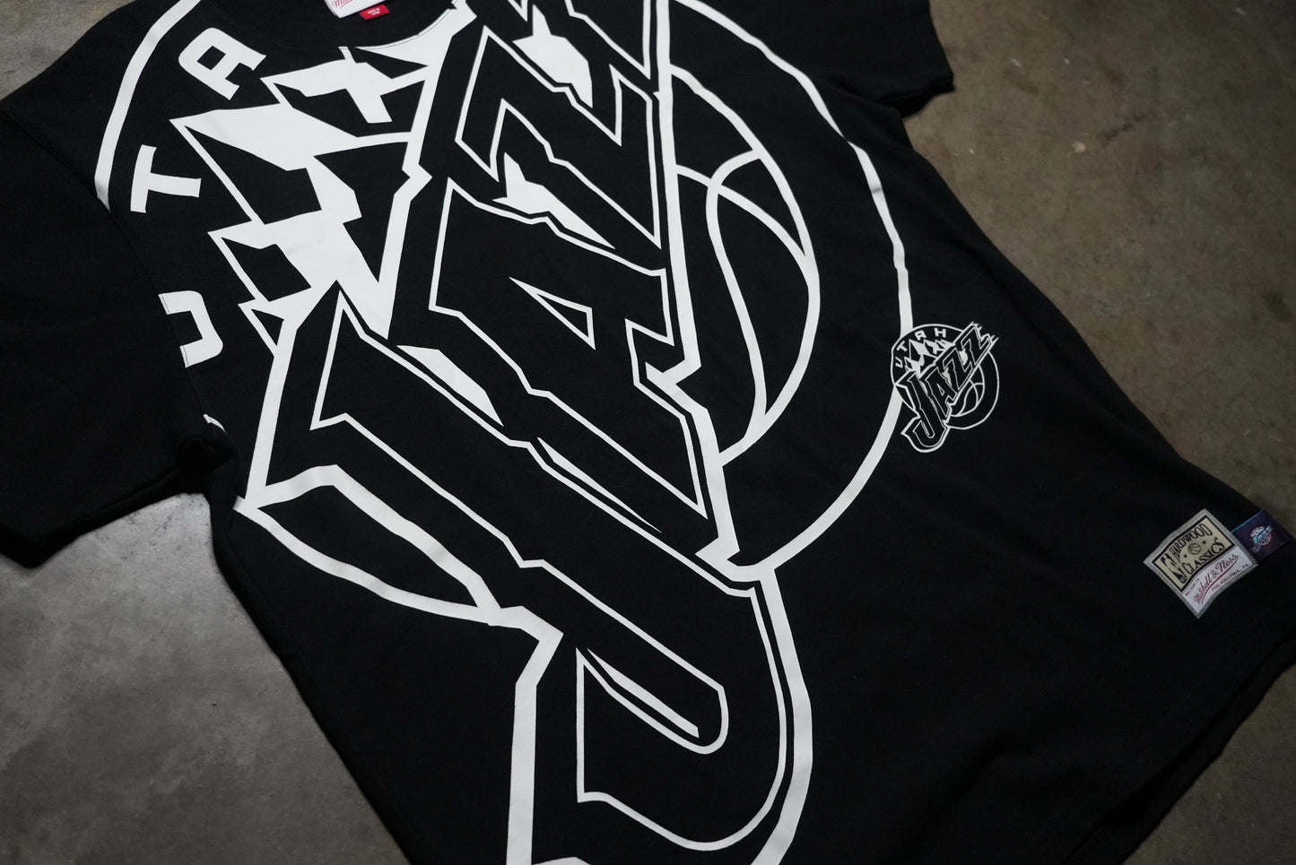Mitchell & Ness Utah Jazz Black Graphic T-Shirt L
