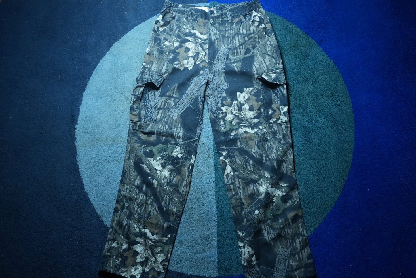 back view of vintage Mossy Oak nature real tree camo pants in size Large