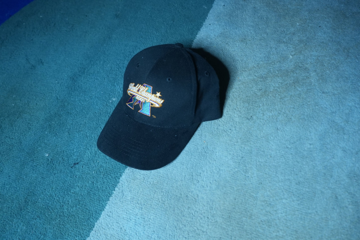 side view view of a vintage Arizona Diamondbacks 2001 World Series Champions snapback hat in black
